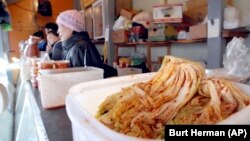 Warga Korea menjual kimchi, acar sawi putih, di sebuah pasar di Yuzhno-Sakhalinsk, Rusia. (Foto: AP/Burt Herman)