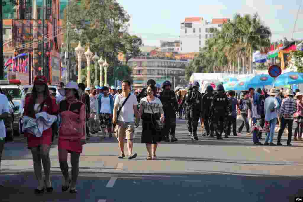 View near the Royal Palace in Phnom Penh, Cambodia during the first day of the Water Festival. Nov. 5, 2014. (Nov Povleakhena/VOA Khmer) 