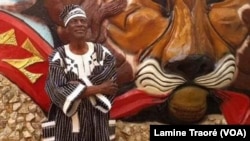 Moustapha Thiombiano, devant sa télé, TVZ Africa à Ouagadougou, Burkina Faso. (VOA/Lamine Traoré)