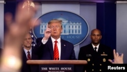 도널드 트럼프 미국 대통령이 19일 백악관에서 신종 코로나바이러스 사태 대응 기자회견을 했다.
