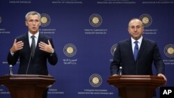 NATO Bosh kotibi Yens Stoltenberg (chapda) va Turkiya Tashqi ishlar vaziri Mevlut Chavusho'g'li Anqarada, 9-oktabr, 2014-yil