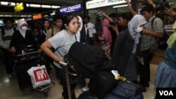 WNI yang mengungsi dari Jepang tiba di Bandara Soekarno-Hatta, Selasa (15/3).