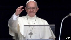 Pope Francis récite l'Angelus de sa fenêtre, sur la place Saint-Pierre, au Vatican, le 23 juillet 2017. 