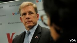 លោក W. Patrick Murphy ឯកអគ្គរដ្ឋ​ទូត​សហរដ្ឋ​អាមេរិក​ប្រចាំ​នៅ​កម្ពុជា​ អំឡុង​ពេល​ផ្ដល់​បទសម្ភាសន៍​នៅ​ការិយាល័យ​ព័ត៌មាន​ប្រចាំ​នៅ​រាជធានី​ភ្នំពេញ​របស់ VOA កាល​ពី​ថ្ងៃ​ទី​១៣ ខែ​ធ្នូ ឆ្នាំ​២០១៩។ (អូន ឆេងប៉រ/VOA)