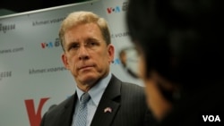 លោក W. Patrick Murphy ឯកអគ្គរដ្ឋ​ទូត​សហរដ្ឋ​អាមេរិក​ប្រចាំ​នៅ​កម្ពុជា​ អំឡុង​ពេល​ផ្ដល់​បទសម្ភាសន៍​នៅ​ការិយាល័យ​ព័ត៌មាន​ប្រចាំ​នៅ​រាជធានី​ភ្នំពេញ​របស់ VOA កាល​ពី​ថ្ងៃ​ទី​១៣ ខែ​ធ្នូ ឆ្នាំ​២០១៩។ (អូន ឆេងប៉រ/VOA)