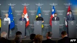 16일 스위스 루체른 부근에서 열린 우크라이나 평화회의 폐막식에 참석한 정상들: 왼쪽부터 우르줄라 폰데어라이엔 유럽연합 집행위원장, 비올라 암헤르트 스위스 대통령, 볼로디미르 젤렌스키 우크라이나 대통령, 가브리엘 보리치 칠레 대통령, 쥐스탱 트뤼도 캐나다 총리