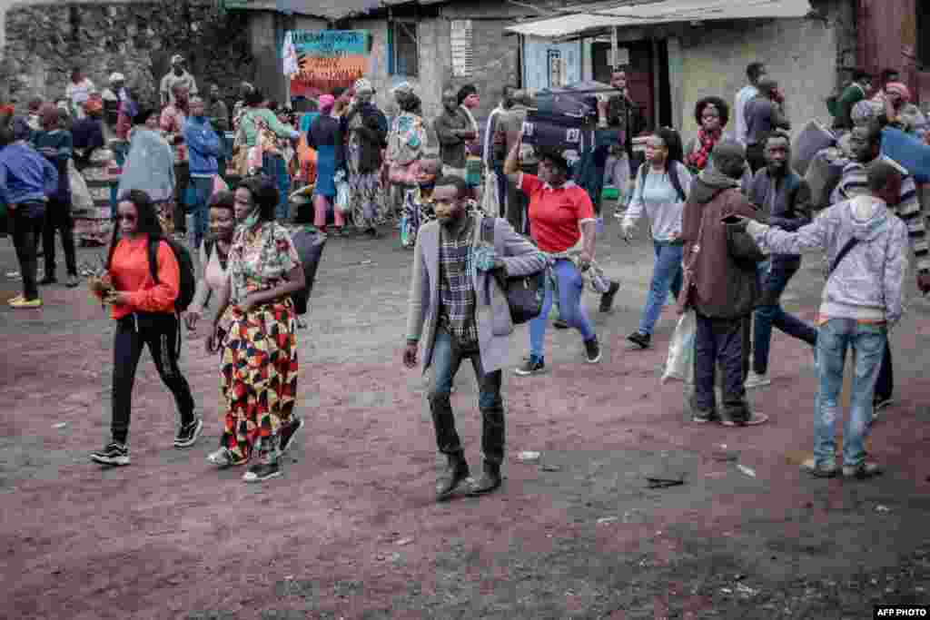 Wakazi wa Goma wakiondoka ni vitu kidogo waloweza kubeba baada ya kuamrishwa kuondoka 