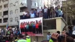 Mitinq iştirakçıları siyasi məhbuslara azadlıq tələb edir