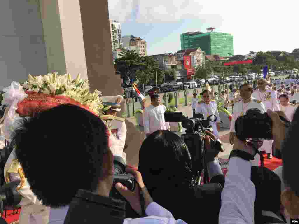 លោក ស ខេង ឧបនាយក​រដ្ឋមន្ត្រី និង​ជា​រដ្ឋមន្ត្រី​ក្រសួង​មហាផ្ទៃ សំដែង​ការគោរព​ដល់​អតីត​ព្រះមហាក្សត្រ​ព្រះបាទ នរោត្តម សីហនុ​​ នៅ​ថ្ងៃ​ទី​១៥​ ខែ​តុលា​ ឆ្នាំ​២០១៩​ ក្នុង​ទីក្រុង​ភ្នំពេញ។ (ហ៊ុល រស្មី/VOA) 