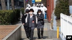 2020年3月9日韩国街道上戴着口罩的妇女