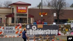 Arhiva - Ljudi odaju počast na privremenoj ogradi oko prodavnice namirnica King Supers u kojoj je 10 ljudi poginulo u masovnoj pucnjavi krajem marta u Bolderu, Kolorado, 23. aprila 2021.