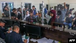 2일 가자지구 남부 라파 검문소에서 외국여권을 지닌 사람들이 이집트로 출경하기 위한 수속을 받고 있다.