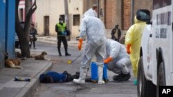 Petugas kesehatan mendisinfektan jenazah seorang pedagang kaki lima yang meninggal diduga akibat Covid-19 di Cerro San Miguel, Cochabamba, Bolivia (foto: dok). Bolovia mengalami lonjakan kematian akibat Covid-19. 