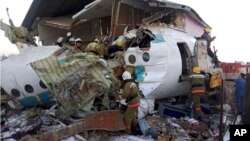 ប៉ូលិស​និង​អ្នក​ជួយ​សង្គ្រោះ​កំពុង​ស្ថិត​នៅ​កន្លែង​ធ្លាក់​យន្ត​ហោះ​ នៅ​ជិត​ព្រលាន​យន្ត​ហោះ​អន្តរជាតិ Almaty នៅ​ខាង​ក្រៅ​ទីក្រុង Almaty ប្រទេស​កាហ្សាក់ស្ថាន កាល​ពី​ថ្ងៃ​ទី​២៧ ធ្នូ ២០១៩។