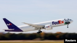 เที่ยวบิน "FedEx Panda Express" นำแพนด้ายักษ์สามตัวที่ประจำอยู่ที่สวนสัตว์แห่งชาติสมิธโซเนียน (Smithsonian National Zoo) กลับจีนแล้วในวันพุธ