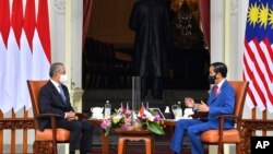 នាយក​រដ្ឋមន្ត្រី​ម៉ាឡេស៊ី​លោក​​ Muhyiddin Yassin​ និងប្រធានាធិបតី​ឥណ្ឌូណេស៊ី លោក Joko Widodo ពិភាក្សាគ្នាក្នុងអំឡុងកិច្ចប្រជុំទ្វេភាគីរវាងប្រទេសទាំងពីរ នៅវិមានរដ្ឋាភិបាល Merdeka ក្នុងទីក្រុងហ្សាការតា ប្រទេសឥណ្ឌណេស៊ី ថ្ងៃសុក្រ ទី៥ ខែកុម្ភៈ ឆ្នាំ២០២១។ 