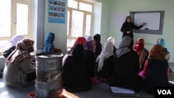 تصویری از زنان در یک صنف درسی در بامیان