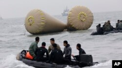 19일 사고 해역에서 수색 작업을 벌이는 구조대원들