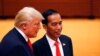 Presiden AS Donald Trump berbicara dengan Presiden Indonesia Joko Widodo selama KTT G20 di Hamburg, Jerman 8 Juli 2017. (Foto: Reuters/Wolfgang Rattay)