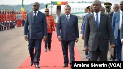 Les présidents Tshisekedi Tshilombo et Sassou N'Guesso à l'aéroport de Brazzaville, le 7 fevrier 2019. (VOA/Arsène Séverin)