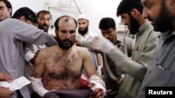 Salah seorang korban luka-luka akibat ledakan di lokasi kampanye partai Islamis Jamiat Ulema-e-Islam dirawat di rumah sakit Peshawar, Pakistan (6/5).