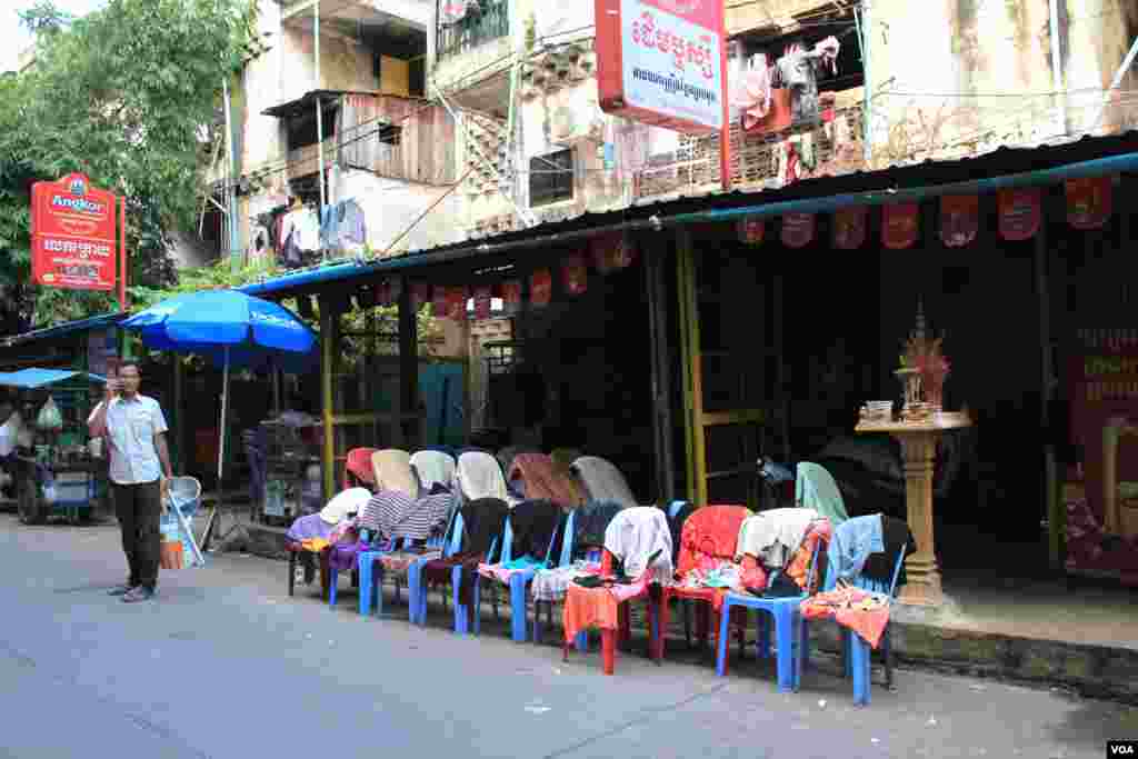 ទិដ្ឋភាព​ជា​ទូទៅ​នៃ​សកម្មភាព​ជីវភាព​រស់​នៅ​របស់​​អ្នក​រស់​នៅ​​​​អគារ​ប៊ូលឌីង​​​ក្នុង​រាជធានី​ភ្នំពេញ​កាល​ពី​ថ្ងៃ​សុក្រ​ទី​៥ ខែ​កញ្ញា ឆ្នាំ​២០១៤។ (នូវ ពៅលក្ខិណា/VOA) 