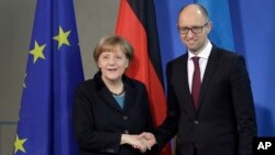 8일 독일 베를린에서 아르세니 야체뉵 우크라이나 총리와 앙겔라 메르켈 독일 총리가 정상회담을 가졌다.