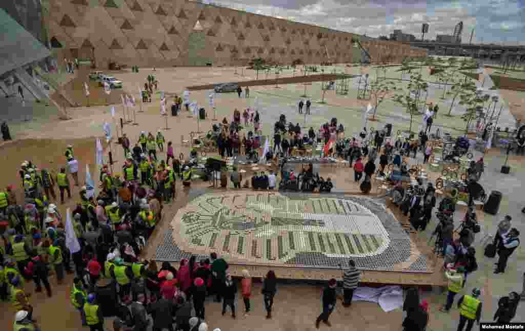  7,260 paper coffee cups were used to create a mosaic of King Tutankhamun&#39;s burial mask. (H. Elrasam/VOA) 