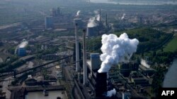 Vue aérienne d'une usine du conglomérat industriel allemand ThyssenKrupp à Duisburg, dans l'ouest de l'Allemagne, le 8 mai 2020.