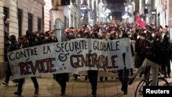 រូបឯកសារ៖ ក្រុម​បាតុករ​ដែល​មាន​ពាក់​ម៉ាស់​នាំ​គ្នា​តវ៉ា ខណៈ​ដែល​សភា​បារាំង​ចាប់​ផ្ដើម​ពិភាក្សា​អំពី​សំណើ​ច្បាប់​សន្ដិសុខ​ថ្មីមួយ ដែល​ពួកគេ​បារម្ភថា​អាច​នឹង​រឹតត្បិត​សេរីភាព​របស់​ពួកគេ ក្រុង Nantes ប្រទេស​បារាំង ថ្ងៃទី១៧ ខែវិច្ឆិកា ឆ្នាំ២០២០។