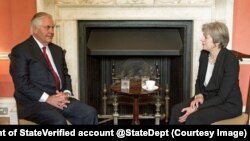 Le secrétaire d'Etat américain Rex Tillerson s'est entretenu jeudi matin avec la Première ministre britannique Theresa May, première d'une série de rencontres sur la Libye et la Corée du Nord, à Londres, Royaume-Uni, 14 septembre 2017. (Twitter/Department Of State)