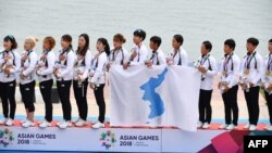 2018 자카르타·팔렘방 아시안게임 여자 카누 용선 500m 대회에 참가한 남북 단일팀이 금메달을 목에 걸고 있다.