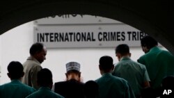 Delwar Hossain Sayeedi (tengah) dikawal ketat oleh petugas saat berjalan memasuki ruang pengadilan Mahkamah Kejahatan Internasional di Dhaka, Bangladesh (Foto: dok). 