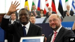 Docteur Denis Mukwege, à gauche, recevant le prix Sakharavo des mains du président du parlement européen Martin Schulz, 26 novembre 2014.