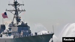 Kapal perusak USS Nitze di New York Harbor, 24 Mei 2006 (Foto: dok). Militer Amerika, Kamis (1/10) menyatakan menghantam tiga posisi radar di Yaman sebagai tanggapan atas peluncuran roket dari wilayah yang dikuasai pemberontak Houthi.