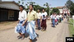 Para tahanan yang dibebaskan meninggalkan penjara Insein di Yangon, Birma (12/10).