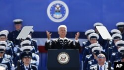 조 바이든 미국 부통령(가운데)이 28일 미 공군사관학교 졸업식에서 연설하고 있다.