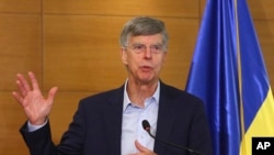 Dubes AS untuk Ukraina William Taylor berbicara dalam konferensi pers di Kyiv, Ukraina, 27 Juli 2019. (Foto: AP)