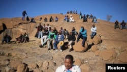 Des survivants du massacre de Marikana sur la ''Colline de l'horreur'', site de la tuerie d'août 2012
