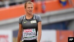 Yuliya Stepanova, dénonciatrice du dopage de ses compatriotes, a subi une blessure lors de la course de 800m, Pays-Bas, le 6 juillet 2015. 