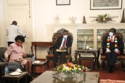 Zimbabwe’s President Emmerson Mnangagwa (r) talking to Sydney Mufamadi the chief special envoy from his South African President Cyril Ramaphosa and former South African deputy President Baleka Mbete in Harare Aug. 10, 2020 (VOA/Columbus Mavhunga)