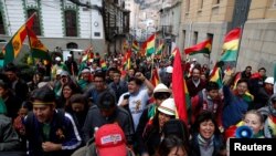 Demonstran meneriakkan slogan-slogan selama protes terhadap Presiden Bolivia Evo Morales di La Paz, Bolivia, 9 November 2019. (Foto: Reuters / Carlos Garcia Rawlins)