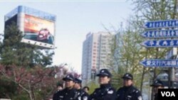 Polisi berjaga-jaga di sekitar wilayah yang dicurigai akan dijadikan tempat untuk misa umum oleh Gereja Shouwang.