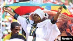 ፋይል- ኢሕአዴግን የሚደግፉ ሴት ባንዴራ ይዘው