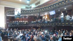 رییس جمهوری آمریکا در حال سوار شدن به هواپیمای &#171;ایرفورس وان&#187; برای بازگشت به واشنگتن پس از گذراندن آخر هفته در خانه خود در ایالت دلاور.