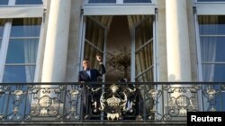 프랑스 축구 국가대표 팀을 우승으로 이끈 킬리안 음바페가 지난 16일 프랑스 파리 엘리제궁에서 열린 공식 환영 행사 중 발코니에 나와 포즈를 취하고 있다. 