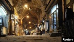 Halabning Al-Madina bozori, 2012-yil, 3-martda olingan surat. Isyonchilar va armiya olishar ekan, 29-sentabrda qadim bozorda yuzlab do'konga o't qo'yilgan.