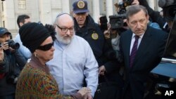 波拉德和妻子离开纽约的联邦法庭。（2015年11月20日）