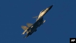 Pesawat jet tempur China J-11 terbang di atas Selat Taiwan pada 5 Agustus 2022. Taiwan melaporkan sejumlah pesawat tempur dan kapal laut China melintas di kawasannya, Sabtu, 23 Desember 2023. (Foto: Ng Han Guan/AP Photo)
