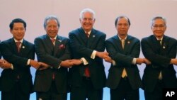 រដ្ឋ​មន្ត្រី​ការ​បរទេស​អាមេរិក Rex Tillerson ថត​រូប​ជាមួយ​រដ្ឋ​មន្ត្រី​ការបរទេស​នៃ​ប្រទេស​អាស៊ាន​ផ្សេង​ទៀត​ ក្នុង​កិច្ច​ប្រជុំ​ថ្នាក់​រដ្ឋ​មន្ត្រី​នៅ​ទីក្រុង Pasay នៅ​ភាគ​អាគ្នេយ៍​នៃ​​ម៉ានីល កាល​ពី​ថ្ងៃទី​៦ ខែ​សីហា។